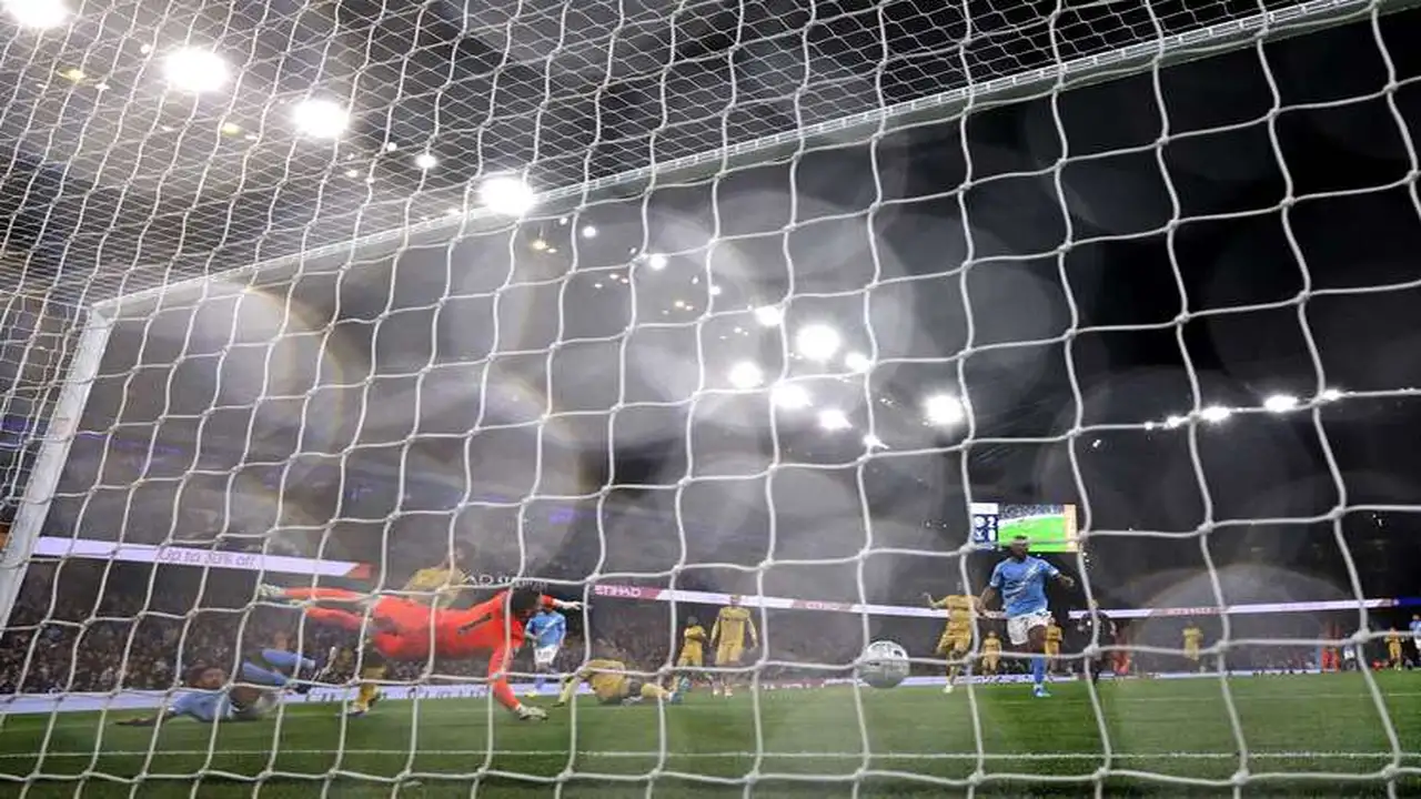 مانشستر سيتي يحافظ على حظوظه في لقب الدوري الإنكليزي بثلاثية في كريستال بالاس